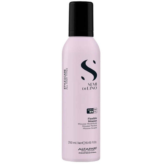 „Alfaparf Milano Semi Di Lino Style&Care Flexible Mousse“ – lengvos putos, skirtos lanksčiam formavimui, blizgesiui ir plaukų apsaugai.